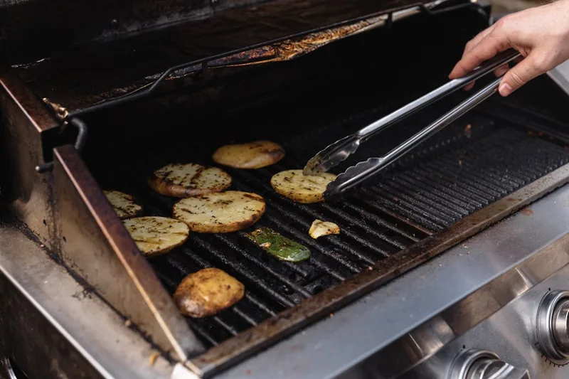 Nahaufnahme der sauberen, robusten Edelstahl-Grillroste eines modernen Grills, die feine Textur und Verarbeitung betonend.