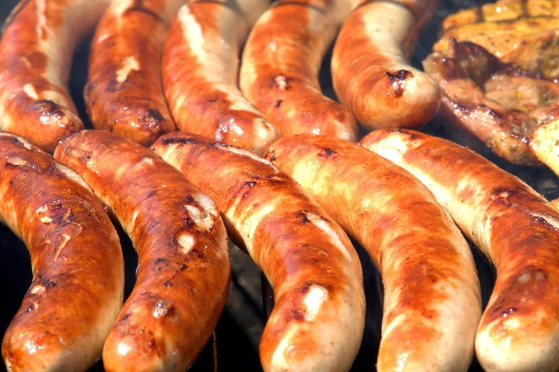 Detailansicht der Grillfläche eines Grilleimers mit Rost und Belüftungslöchern, Materialfokus.