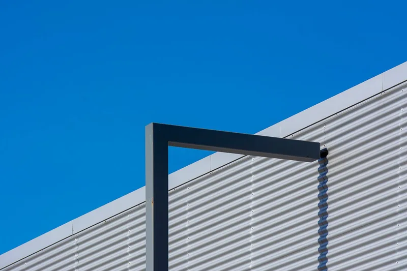 Nahaufnahme der wetterfesten Dachplane eines Grillpavillons, die robuste Textur des Materials zeigend.