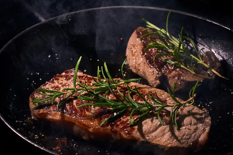 Nahaufnahme der gerillten Oberfläche einer robusten Gusseisen-Grillpfanne, die Qualität und Langlebigkeit zeigt.