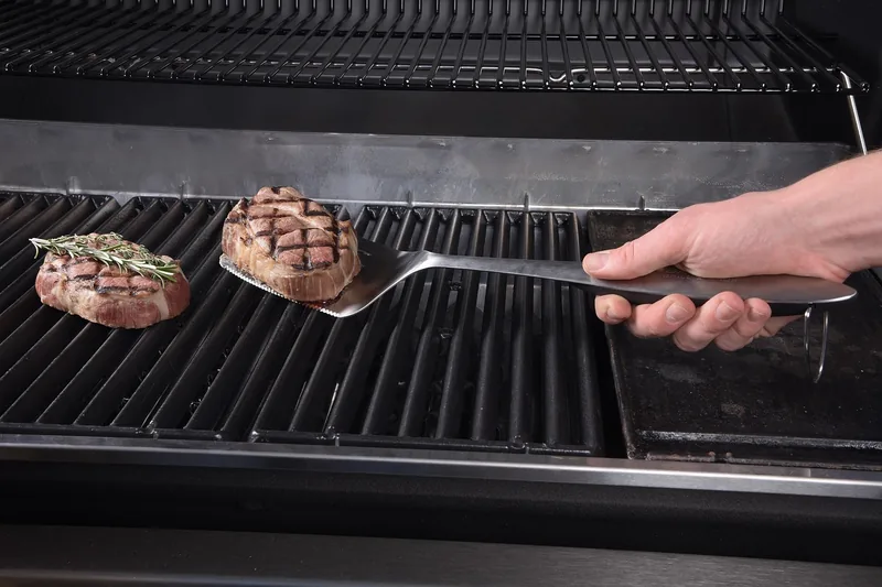 Hochwertiger Edelstahl Grillwender auf neutralem Hintergrund, bereit für den Einsatz.