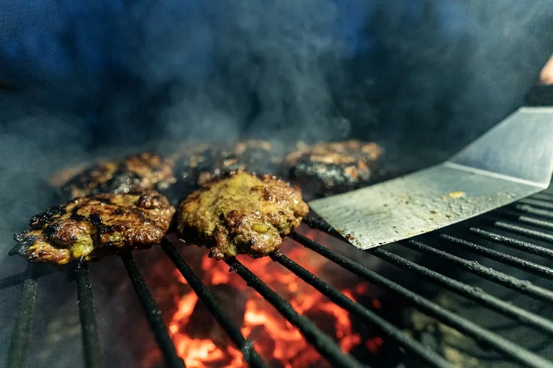 Nahaufnahme des ergonomischen Griffs eines Edelstahl Grillwenders, zeigt hochwertige Verarbeitung.