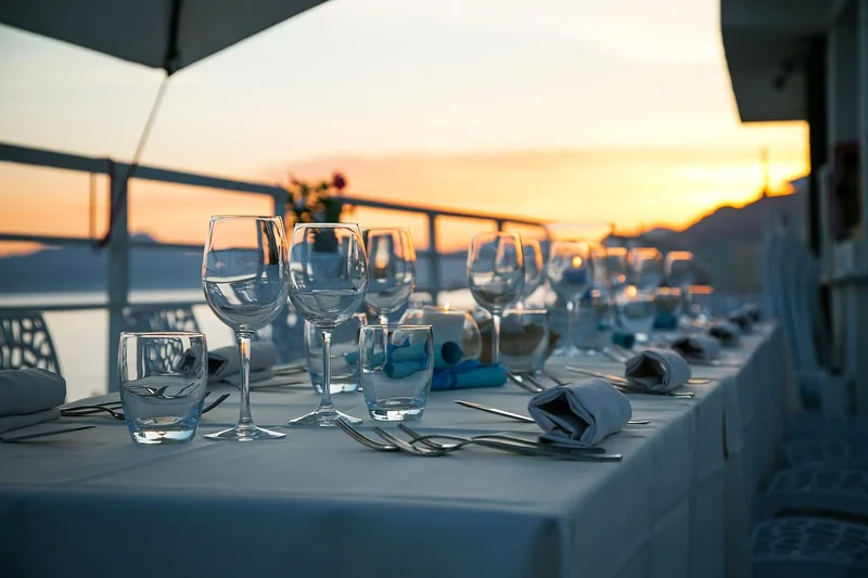 Gedeckter Tisch mit gegrilltem Essen, typisch für ein Gartenfest.