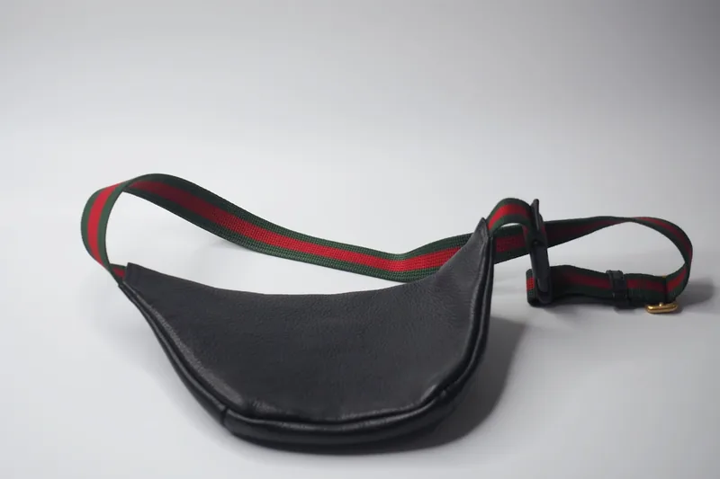Eine schicke schwarze Gürteltasche als Einzelprodukt auf hellem Hintergrund, klar erkennbar.