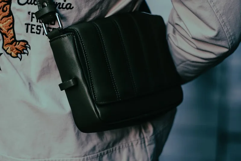 Lifestyle-Szene in einer urbanen Umgebung, wo eine Gürteltasche zum modernen Outfit gehört.