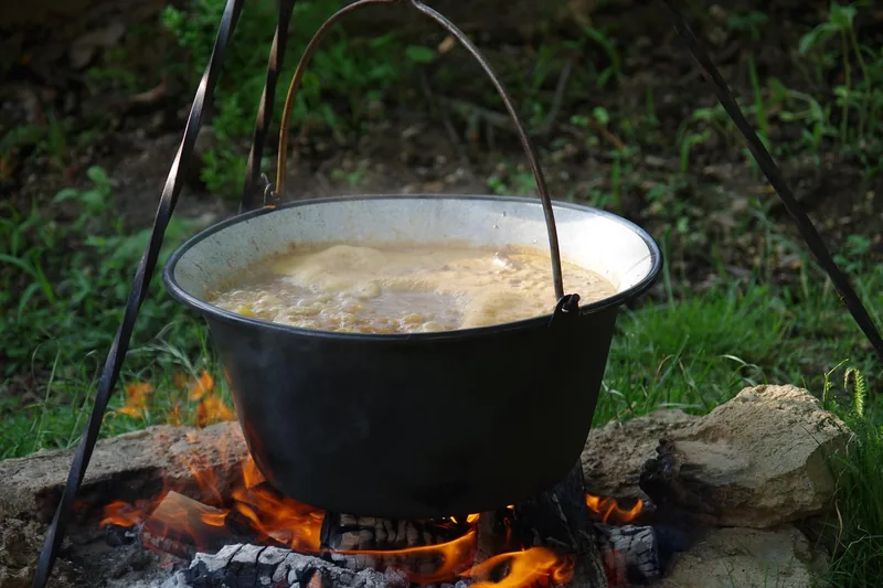 Eine freigestellte, glänzende Gulaschkanone im Katalogstil, bereit für den Einsatz im Garten.