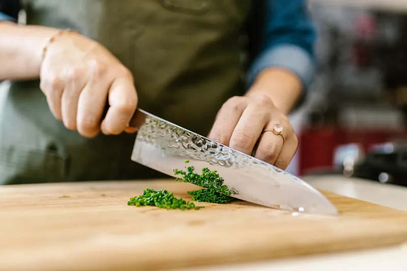 Stilvolle Küchenszene mit vorbereiteten Zutaten und einem Gyuto Messer, das ein Kocherlebnis verspricht.