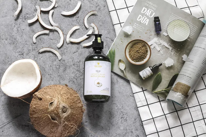Ein elegant designtes Fläschchen Haaröl steht im Vordergrund, bereit für luxuriöse Haarpflege.