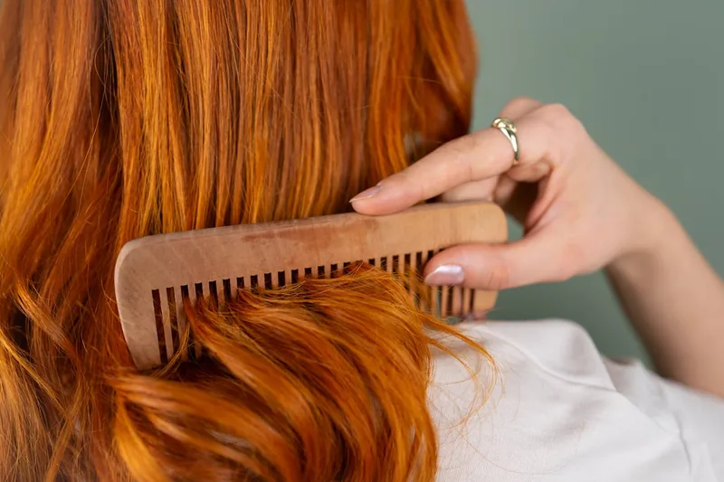 Nahaufnahme von glänzendem, gesundem Haar, strahlend nach der Pflege mit hochwertigem Haaröl.