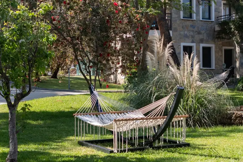 Idyllische Gartenlandschaft mit Hängematte und Gestell, perfekt für entspannte Outdoor-Stunden.