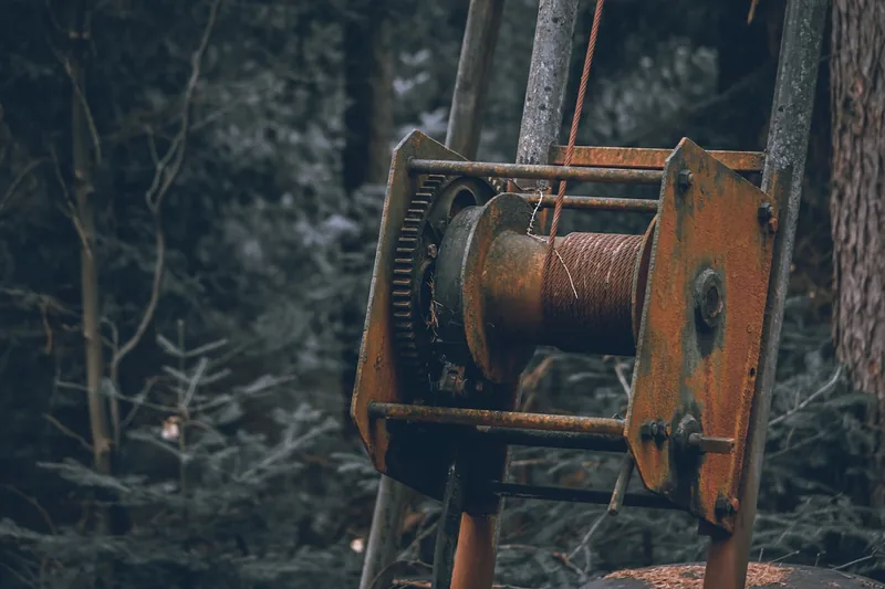 Detaillierte Ansicht der Zahnräder und robusten Mechanik einer Handseilwinde.