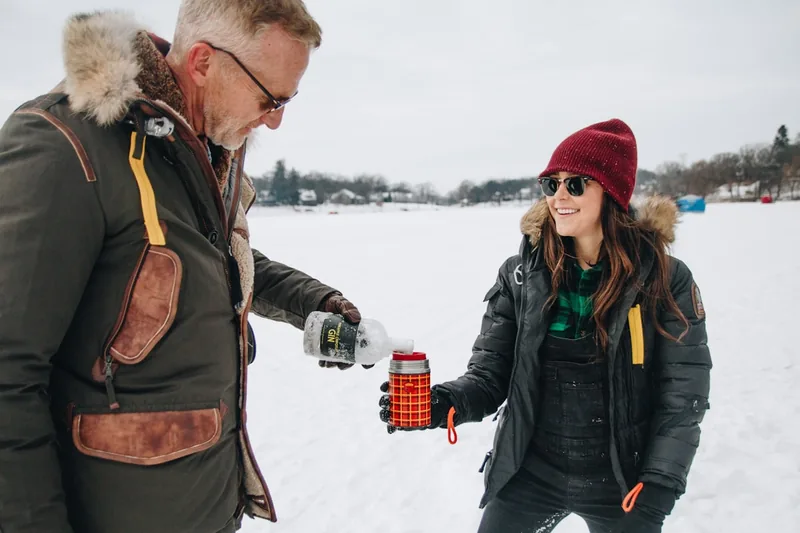 Lifestyle-Bild: Eine winterliche Outdoor-Szene mit warmen Händen, symbolisiert den Nutzen.