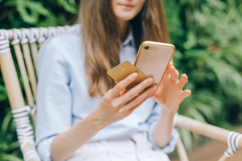 Hochauflösendes Produktbild eines minimalistischen Handy Kartenhalters auf weißem Hintergrund.