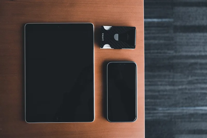 Nahaufnahme der strukturierten Oberfläche und des Materials eines Handy Kartenhalters.