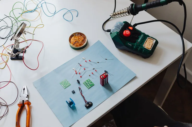 Aufgeräumter Arbeitsplatz mit Smartphone und Werkzeugen, bereit für die nächste Reparatur.