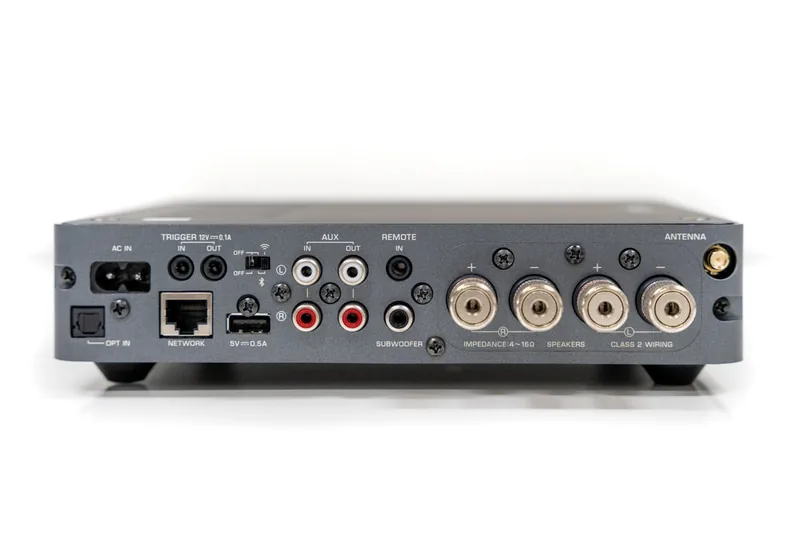 Eine moderne Hardware-Firewall, klar im Vordergrund, zeigt ihre schlanke Bauweise und Indikatoren.