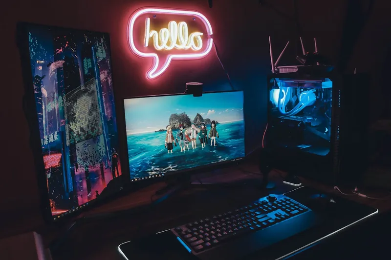 Stilvolles Gaming-Setup mit einem hell leuchtenden HDR-Monitor, der eine immersive und dynamische Atmosphäre schafft.