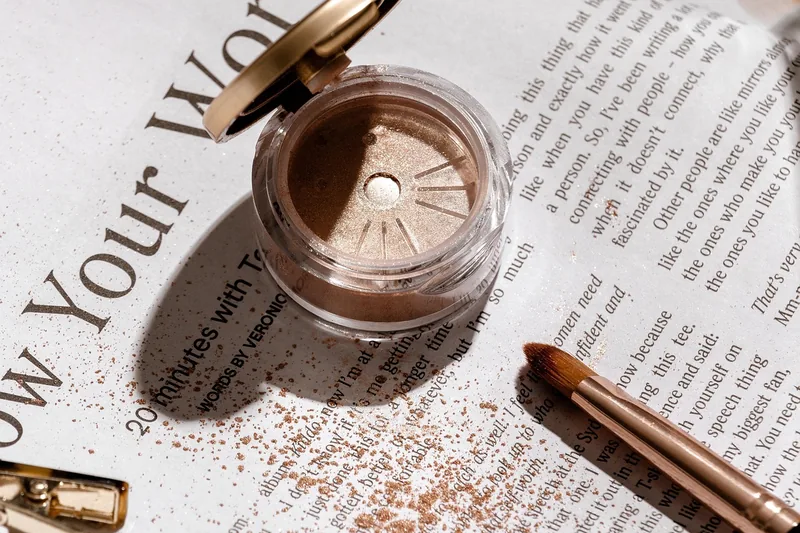 Hochglänzender Highlighter in Puderdose für den Teint