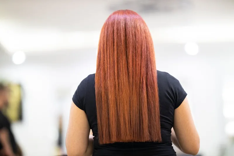 Glänzendes, gesund aussehendes Haar nach dem Styling, symbolisiert den Erfolg des Hitzeschutzes.