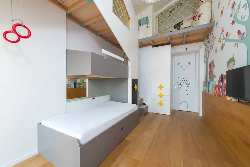 Ein modernes Hochbett mit integriertem Schreibtisch, als reines Produktfoto auf weißem Hintergrund, minimalistisches Design.