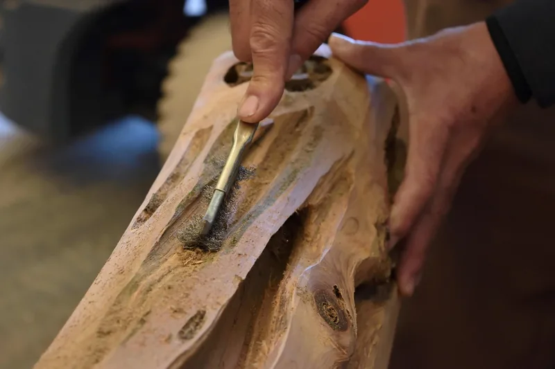 Nahaufnahme der groben Zähne einer Holzraspel, die für effizientes Materialabtrag sorgt.