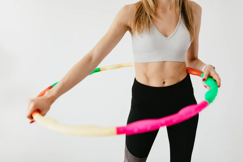 Ein hochwertiger, farbiger Hula-Hoop-Reifen, klar erkennbar auf neutralem Hintergrund.