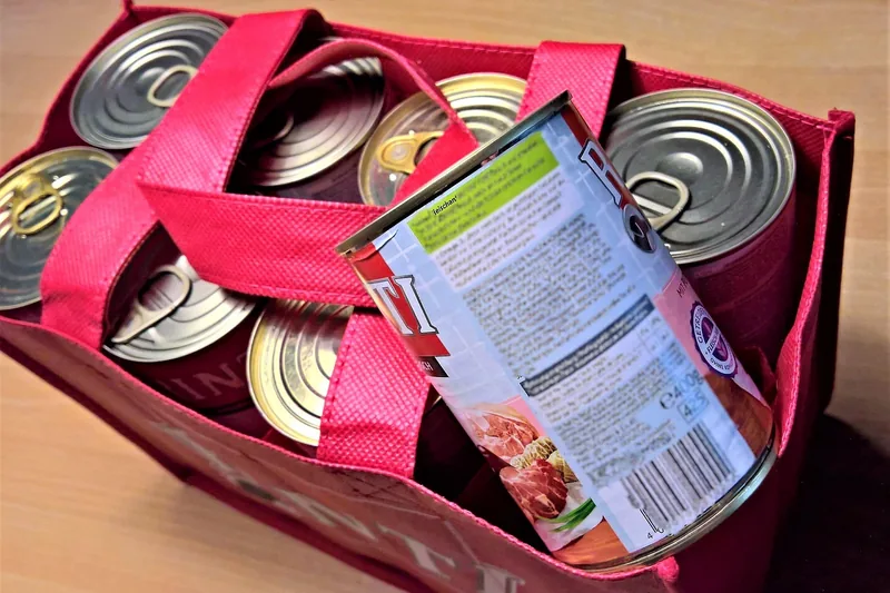 Hochwertiges Hundefutter in der Verpackung, bereit für die Mahlzeit deines Vierbeiners.