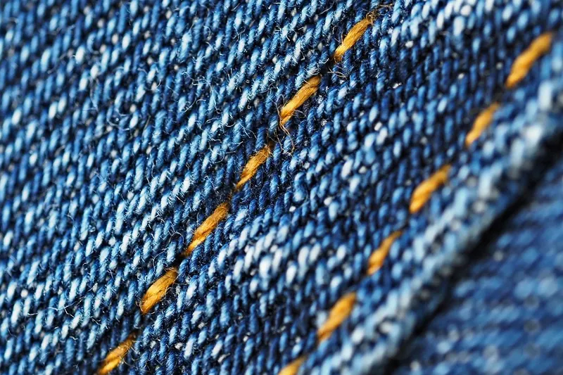 Nahaufnahme des atmungsaktiven Materials und der robusten Reißverschlüsse eines Hunderucksacks.