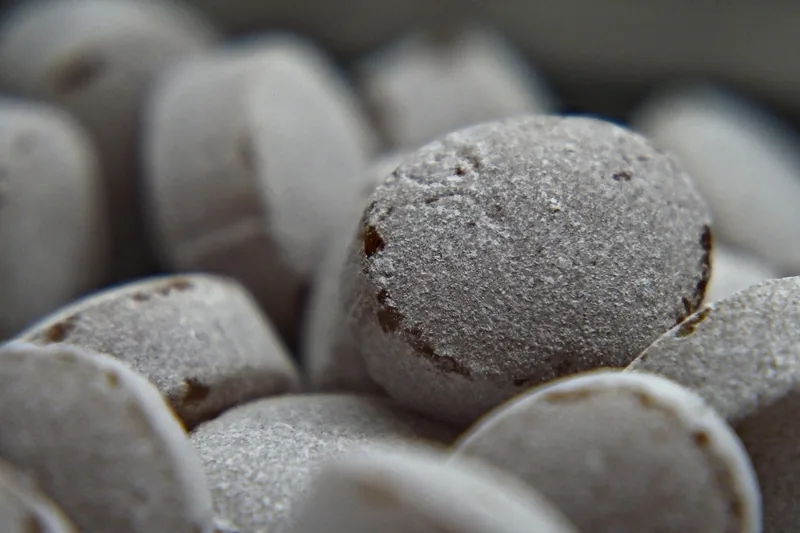 Nahaufnahme eines zuckerfreien Hustenbonbons, das dessen feine Oberfläche und Inhaltsstoffe zeigt.