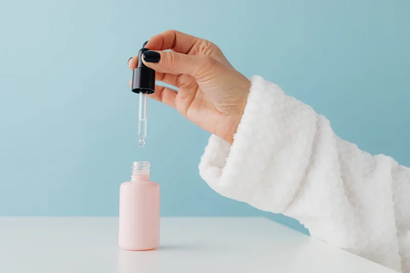 Hochwertiges Hyaluronsäure Serum Produkt in eleganter Flasche auf minimalistischem Hintergrund für strahlende Haut.