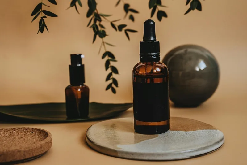 Nahaufnahme eines klaren Hyaluronsäure Serum Tropfens, der seine leichte und flüssige Textur zeigt.