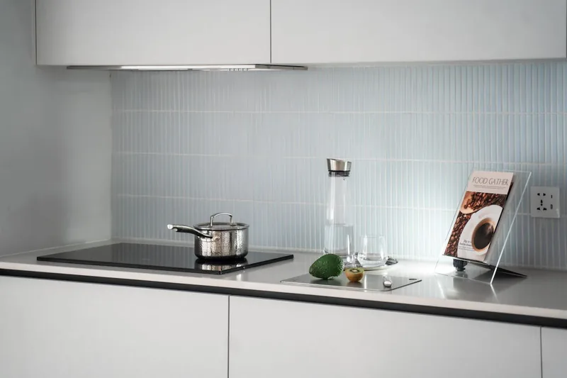 Frontalansicht eines modernen 60 cm Induktionskochfeldes, sauber und glänzend, perfekt für jede Küche.