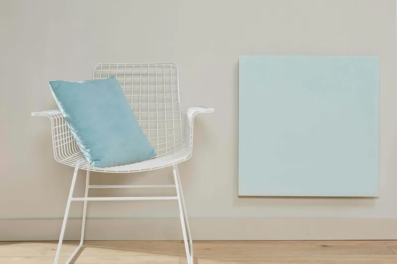Moderne, weiße Infrarotheizung als flaches Panel, klar erkennbar im Vordergrund.