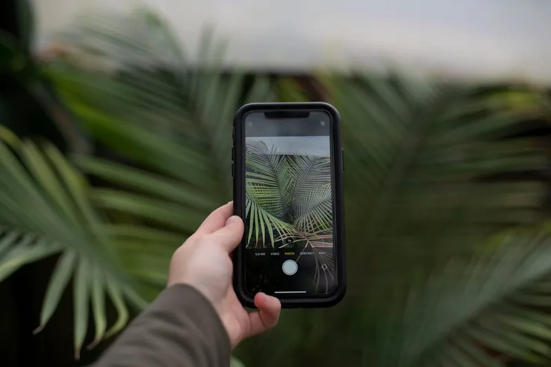 Robuste Outdoor-Hülle für das iPhone 11, ideal für aktive Nutzer.