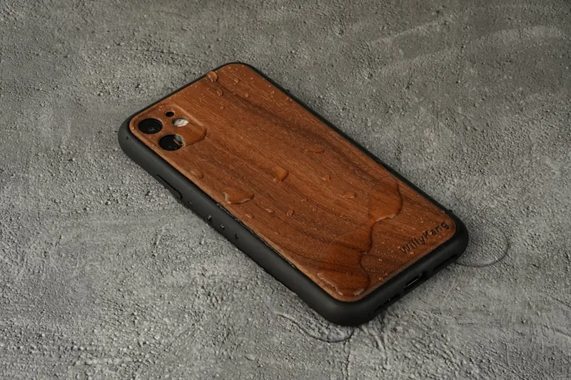 Detailaufnahme der texturierten Oberfläche einer Outdoor-iPhone-Hülle.
