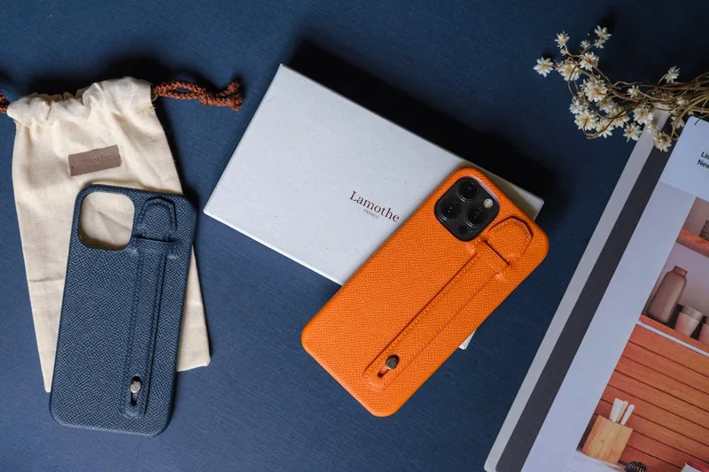 Hochwertige iPhone 12 Hülle in neutraler Studioaufnahme, zeigt präzises Design und Qualität des Produkts.