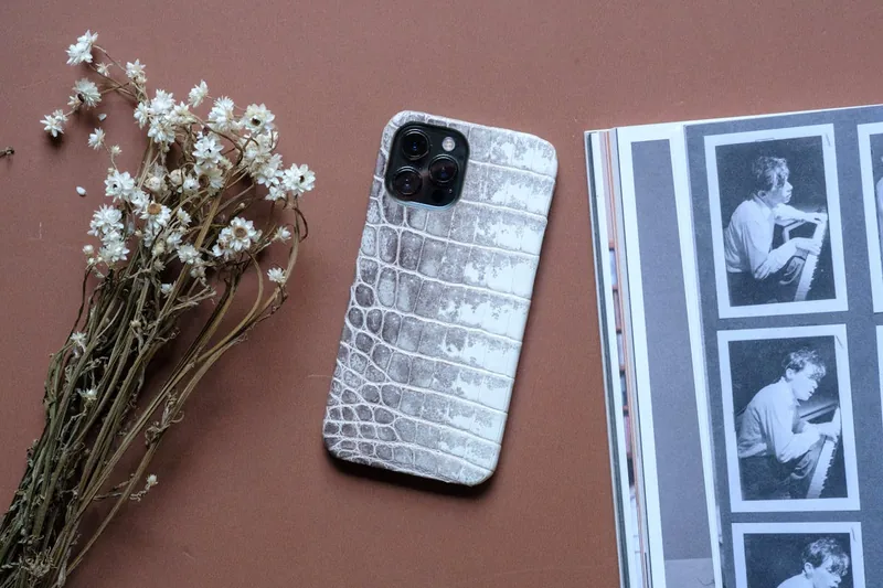 Makroaufnahme einer iPhone 12 Hülle, die die feine Textur und die Materialqualität der Oberfläche hervorhebt.