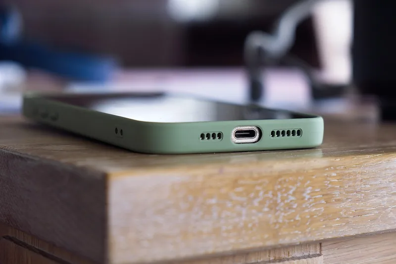Eine Hand hält ein iPhone 12 in einer perfekt sitzenden Hülle, demonstriert einfache Bedienung und Präzision.