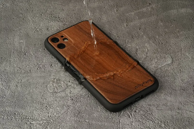 Ein iPhone 12 mit Hülle liegt auf einem stilvollen Tisch in einem modernen urbanen Lifestyle-Setting, symbolisiert Schutz und Stil.