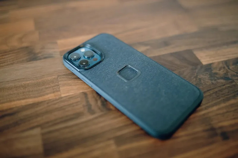 Eine robuste Outdoor-Hülle für das iPhone 12, frontal und isoliert auf neutralem Hintergrund.