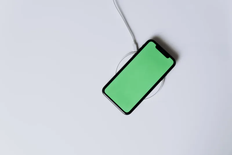 Ein rundes MagSafe Ladegerät für iPhone 12 Pro, klar auf weißem Hintergrund dargestellt.