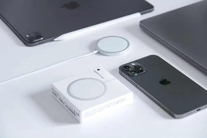 Nahaufnahme des MagSafe-Ladegeräts, zeigt die präzise magnetische Oberfläche und Verarbeitungsqualität.