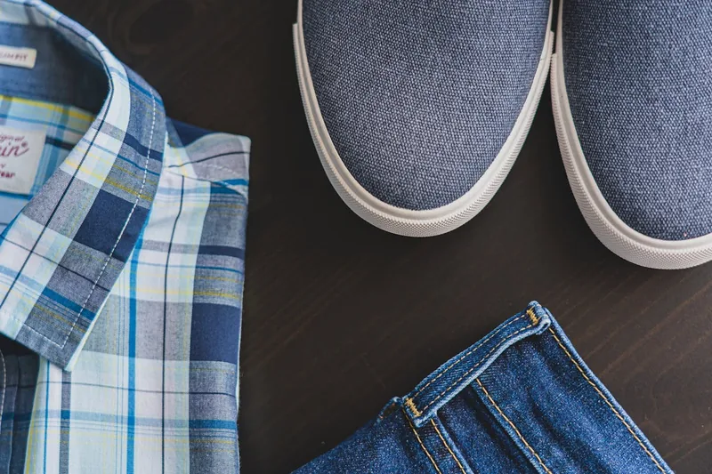 Eine Auswahl an Herren Jeanshosen und passenden Oberteilen, die vielseitige Kombinationsmöglichkeiten für eine moderne Garderobe zeigen.