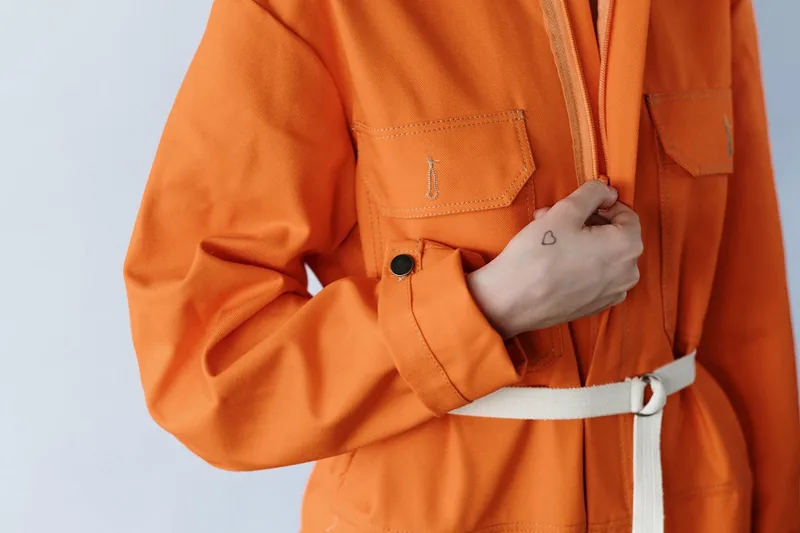 Nahaufnahme des fließenden Stoffes eines Damen Jumpsuits, der dessen Materialqualität zeigt.