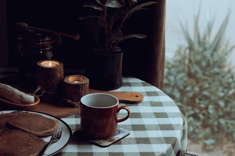 Gemütliche Küchenszene mit einer Tasse frischem Kaffee, Fokus auf den Genussmoment.