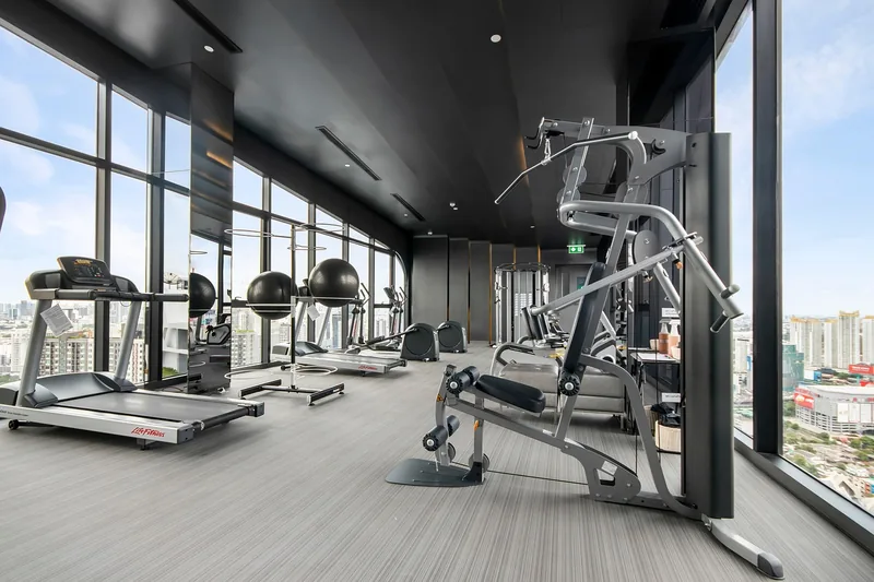 Ein stilvolles Heimfitnessstudio mit Kabelzugstation und weiteren Geräten für ein umfassendes Workout.