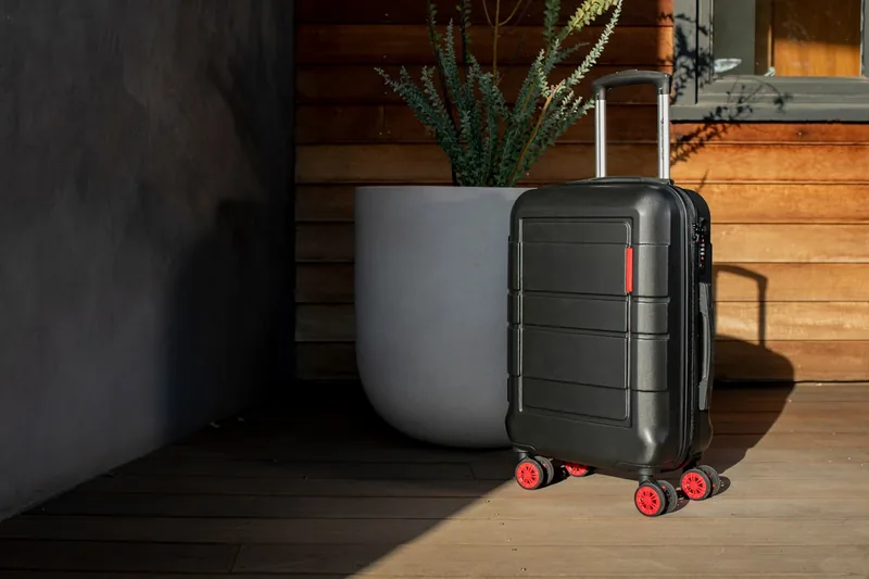 Hochwertiger, leichter Kabinentrolley in modernem Design, bereit für die nächste Reise.