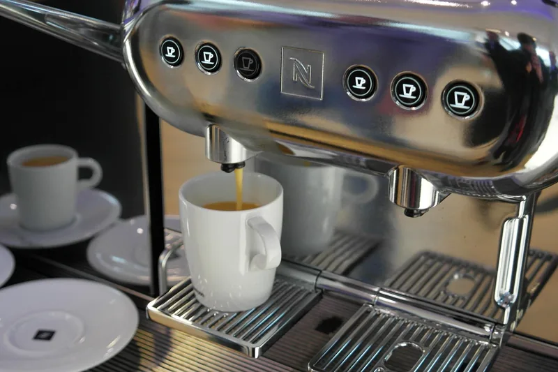 Moderne Kaffeemaschine mit integriertem Mahlwerk, als Produktfoto freigestellt.