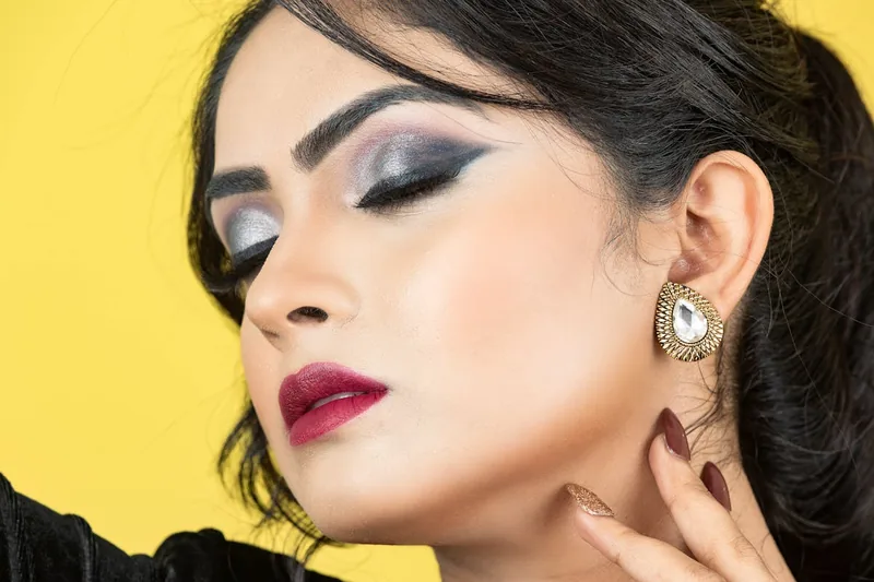 Ein stilvoller und intensiver Smokey-Eyes-Look mit tiefschwarzem Kajalstift als Ergebnis.