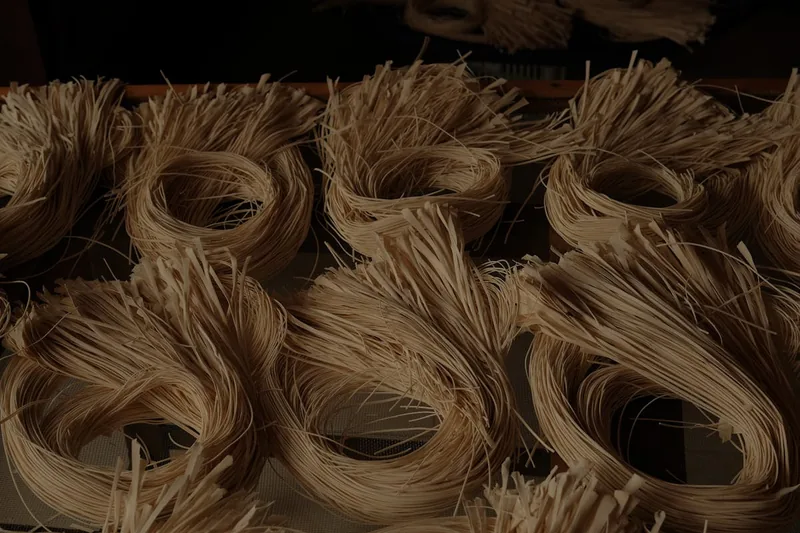 Nahaufnahme der feinen, weichen Textur einer Kamelhaardecke, die natürliche Faserqualität betonend.
